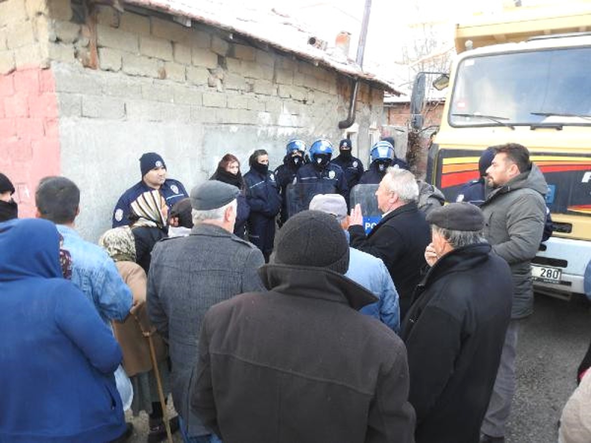 Çukura Girip Baz İstasyonunu Protesto Etti