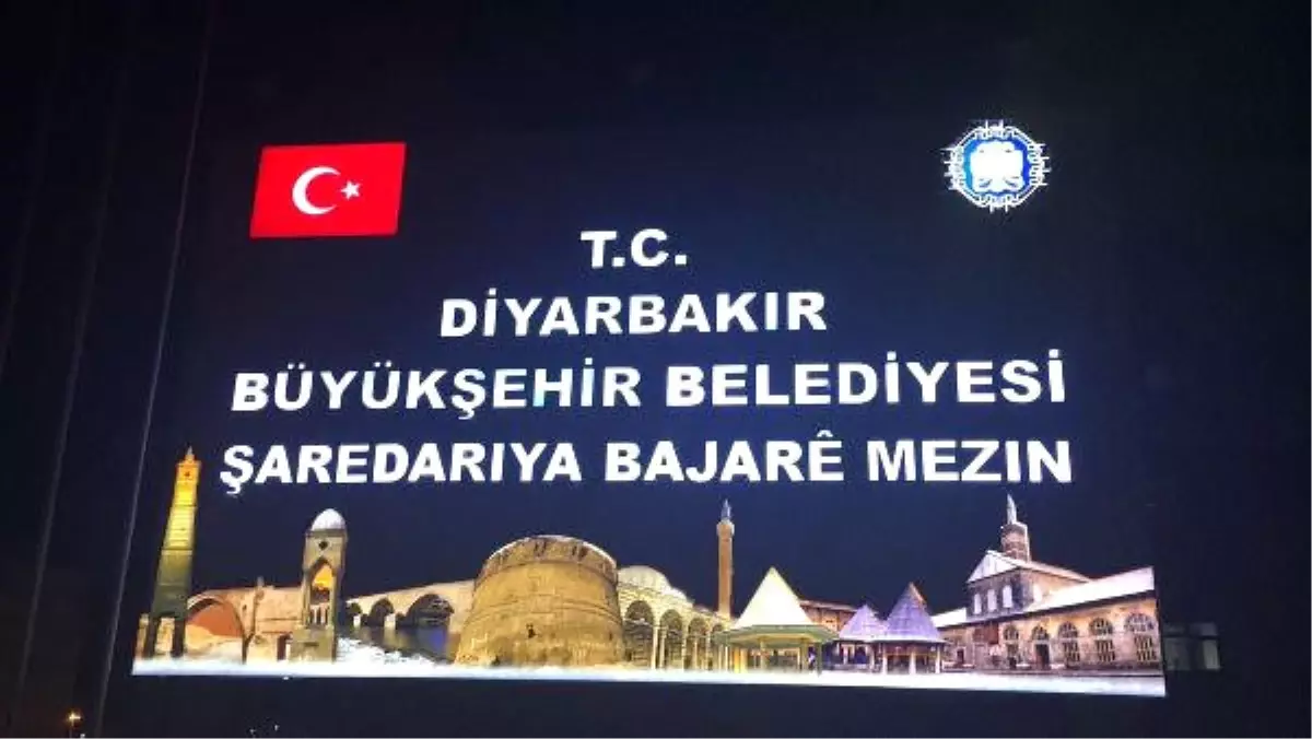 Diyarbakır\'da Kayyum Yeni Tabela Önünde Poz Verdi