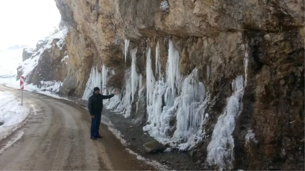 Durankaya Şelalesi Dondu