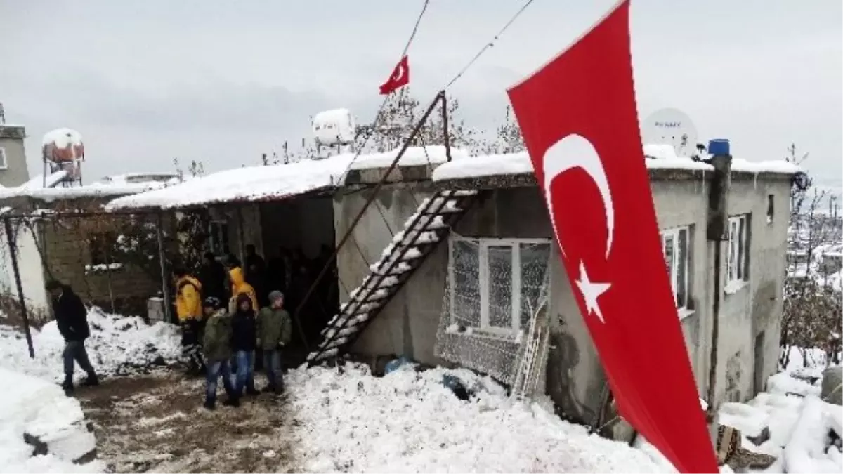 Fırat Kalkanı Harekatı - Şehit Astsubay Başçavuş Ökkeş Karaca\'nın Babaevi