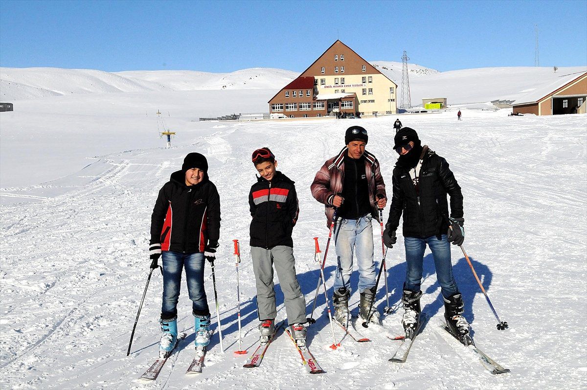 Hesarek Dağı Kayakseverleri Bekliyor