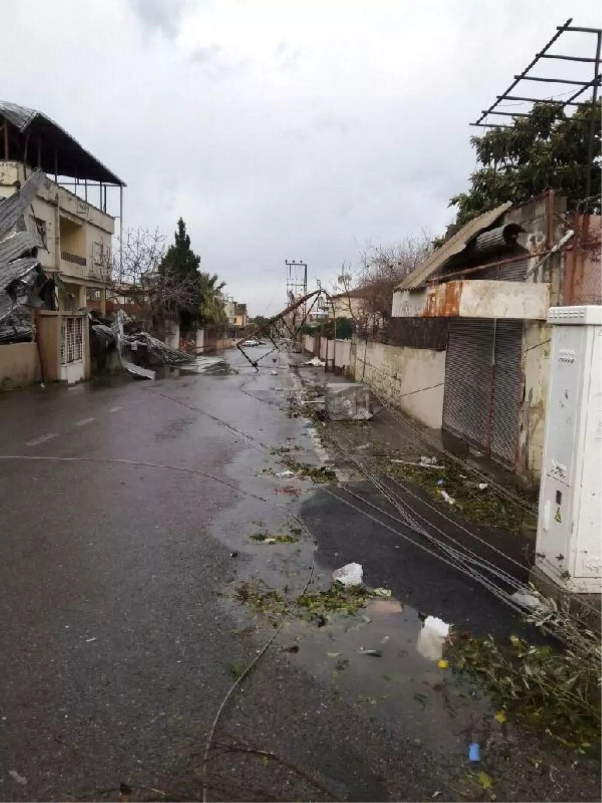 İskenderun\'da Fırtına Çatıları Uçurdu