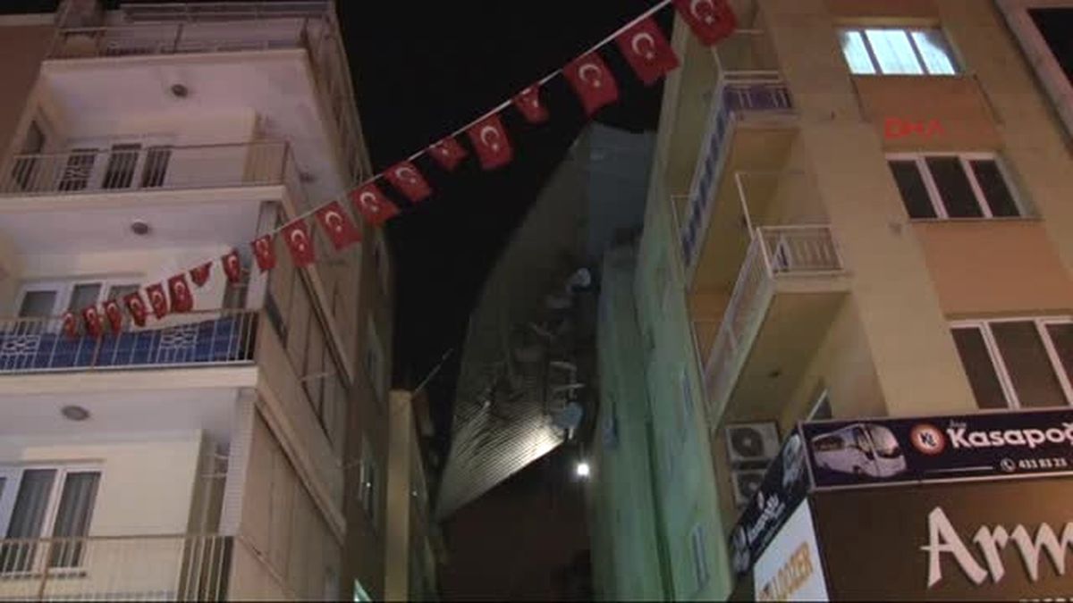 Izmir - Şiddetli Rüzgar Çatıyı Uçurdu