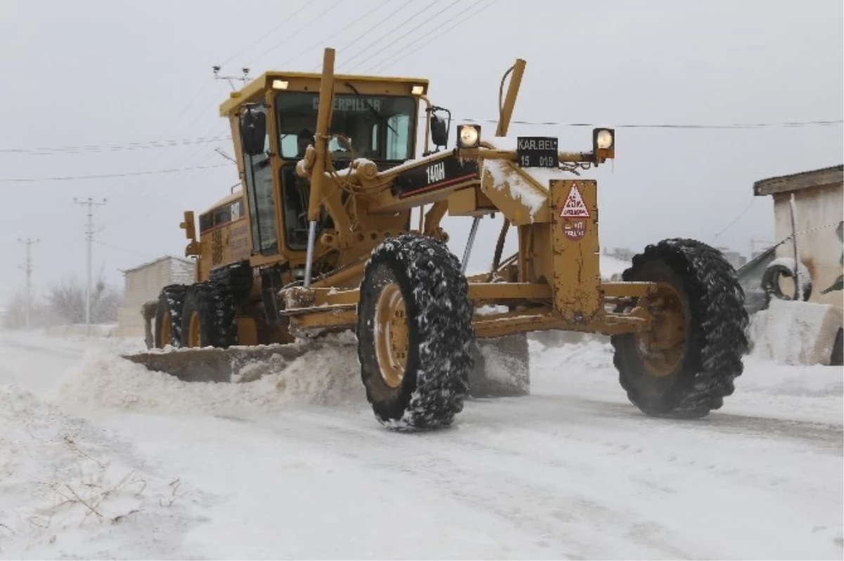 Karaman\'da Köy Yollar Ulaşıma Kapandı, Okul Tatili Uzatıldı