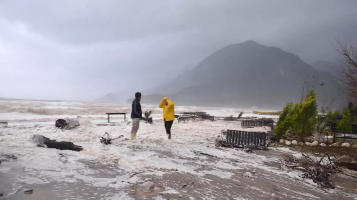 KKTC\'de Aşırı Yağış ve Fırtına Etkili.. Yük Gemisi Karaya Oturdu...