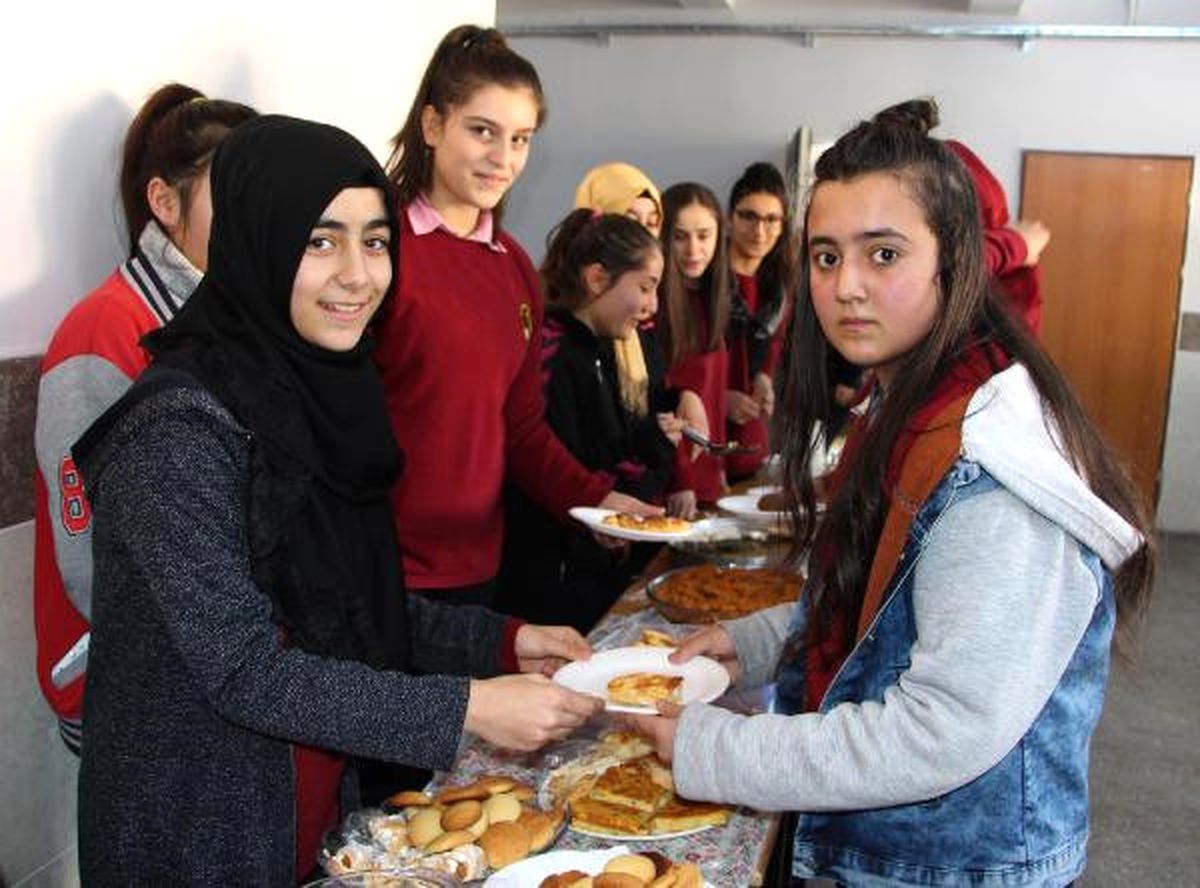 Liselilerden Halep İçin Kermes