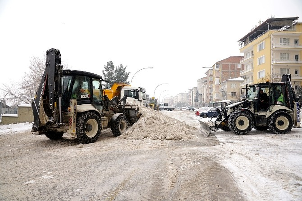 Malatya\'da Kar 70 Kırsal Mahallenin Yolunu Kapattı