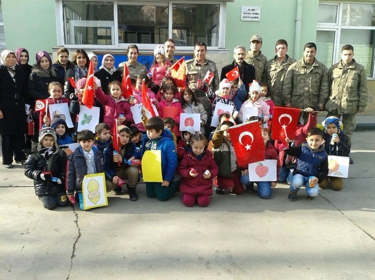 Niksar\'da Minik Öğrencilerden Jandarmaya Moral