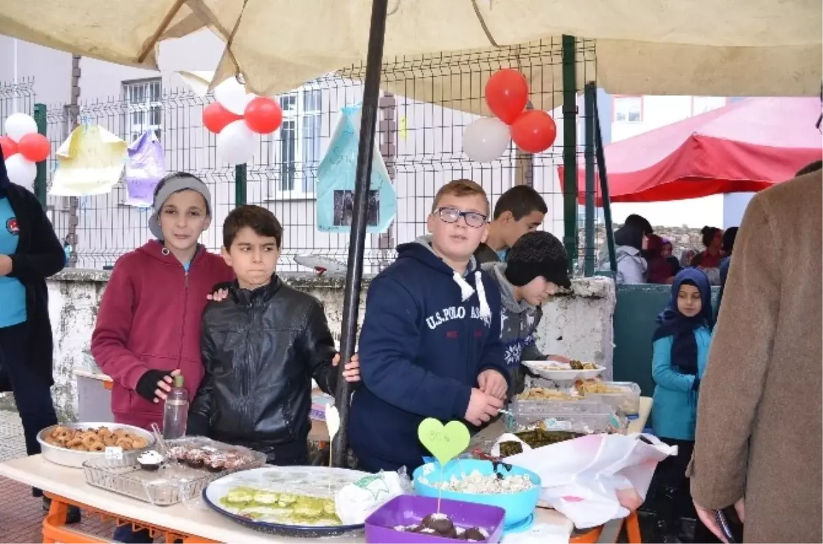 Öğrencilerden Halep İçin Kermes