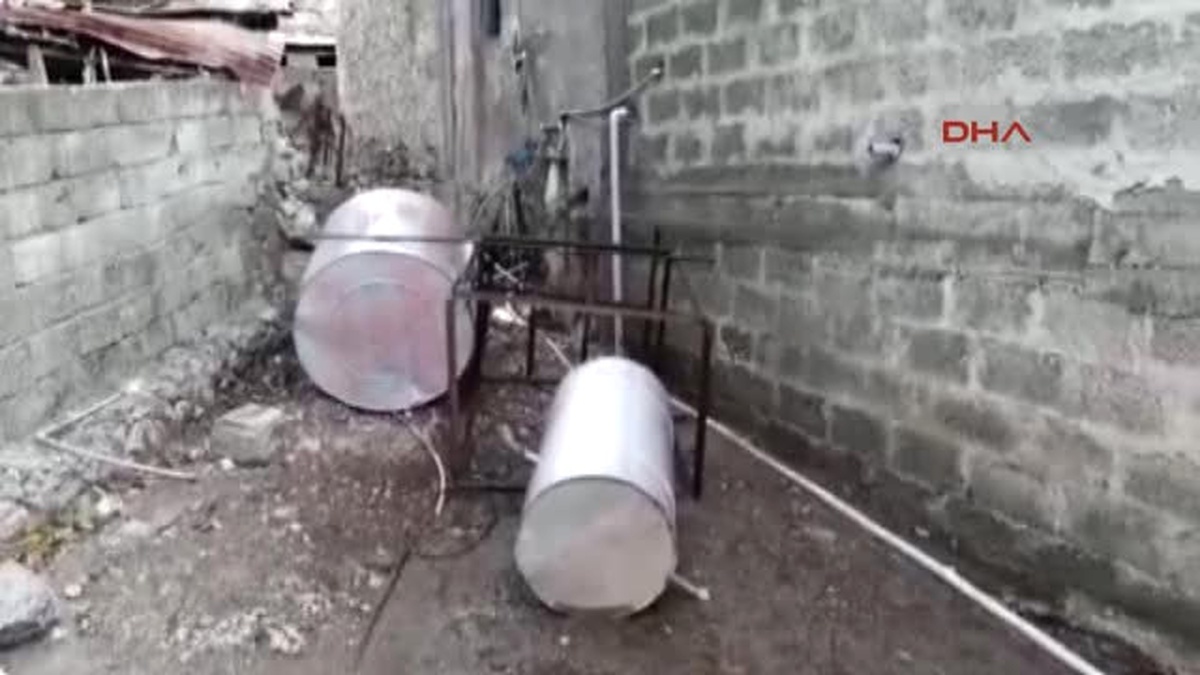 Osmaniye Şiddetli Fırtına Osmaniye\'de Çatıları Uçurdu
