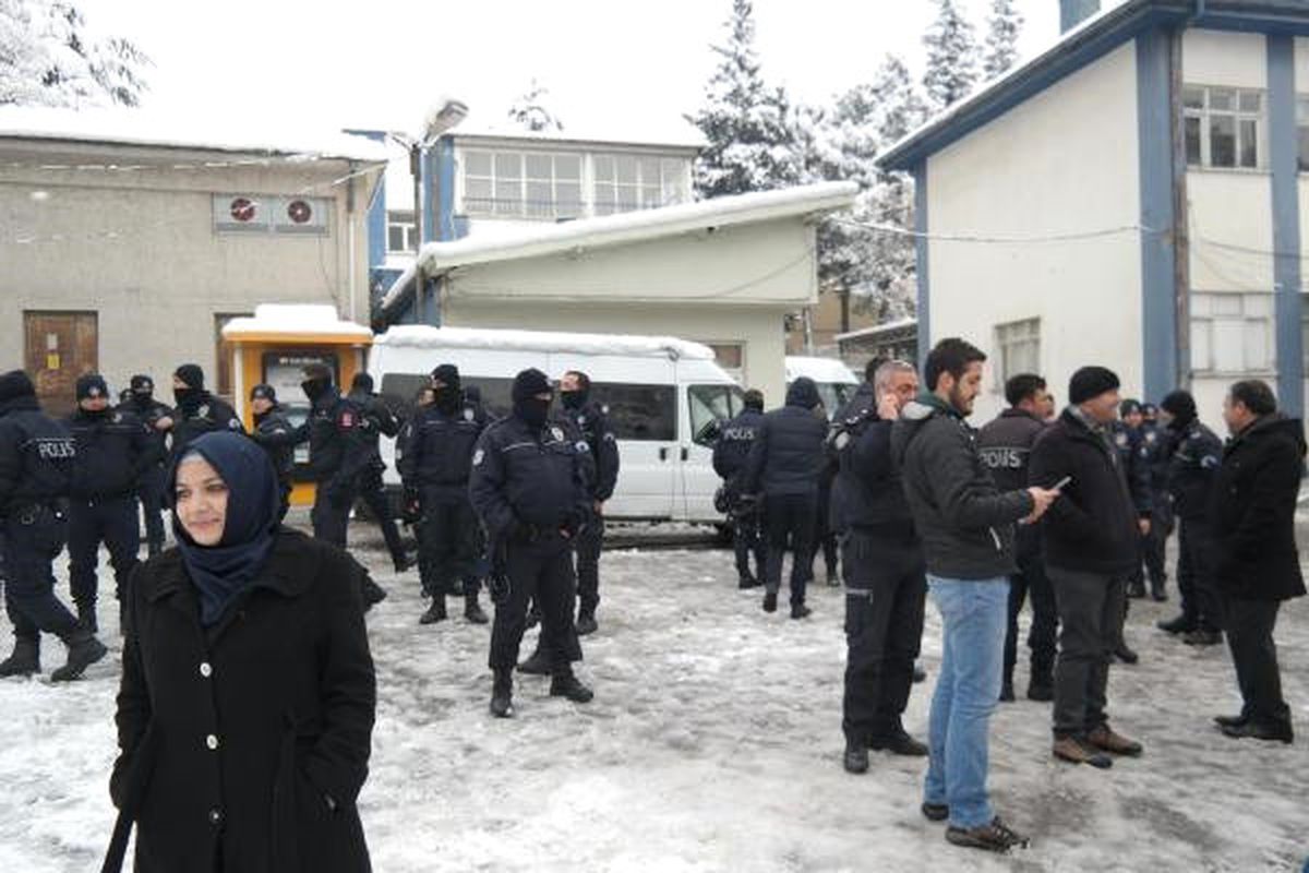 Polisle Gençler Kartopu Oynadı