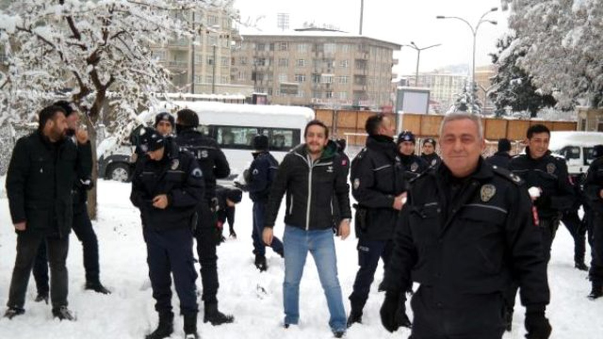 Polisle Gençler Kartopu Oynadı