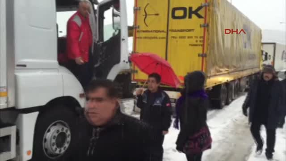Pozantı\'da Kaza ve Kar, Otoyolu Kapattı