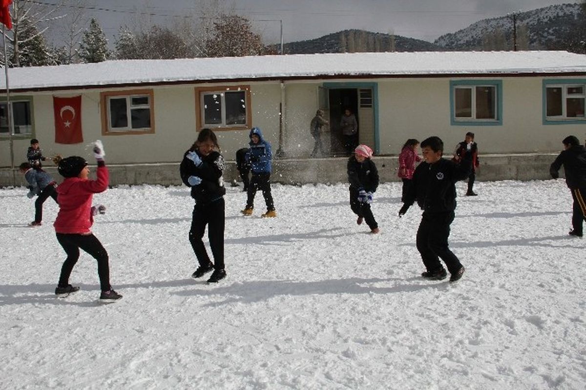 Seydikemer\'in Yüksek Kesimlerinde Etkili Kar Yağışı