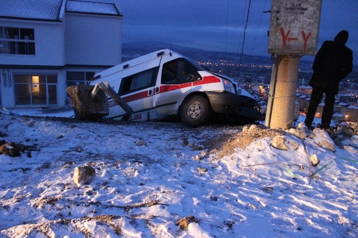 Tavşanlı\'da Hasta Taşıyan Ambulans Kaza Yaptı: 5 Yaralı