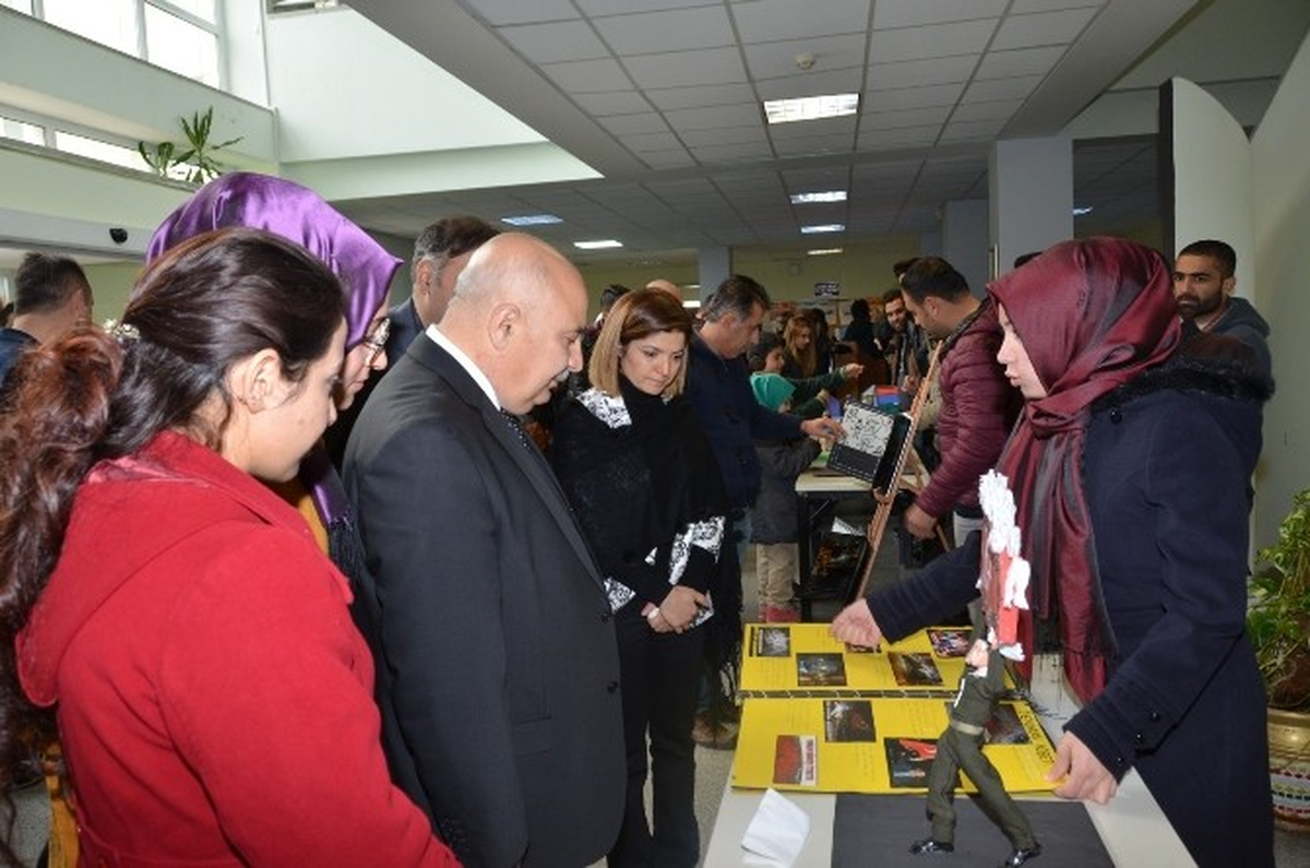 Üniversite Öğrencilerinden Materyal Sergisi