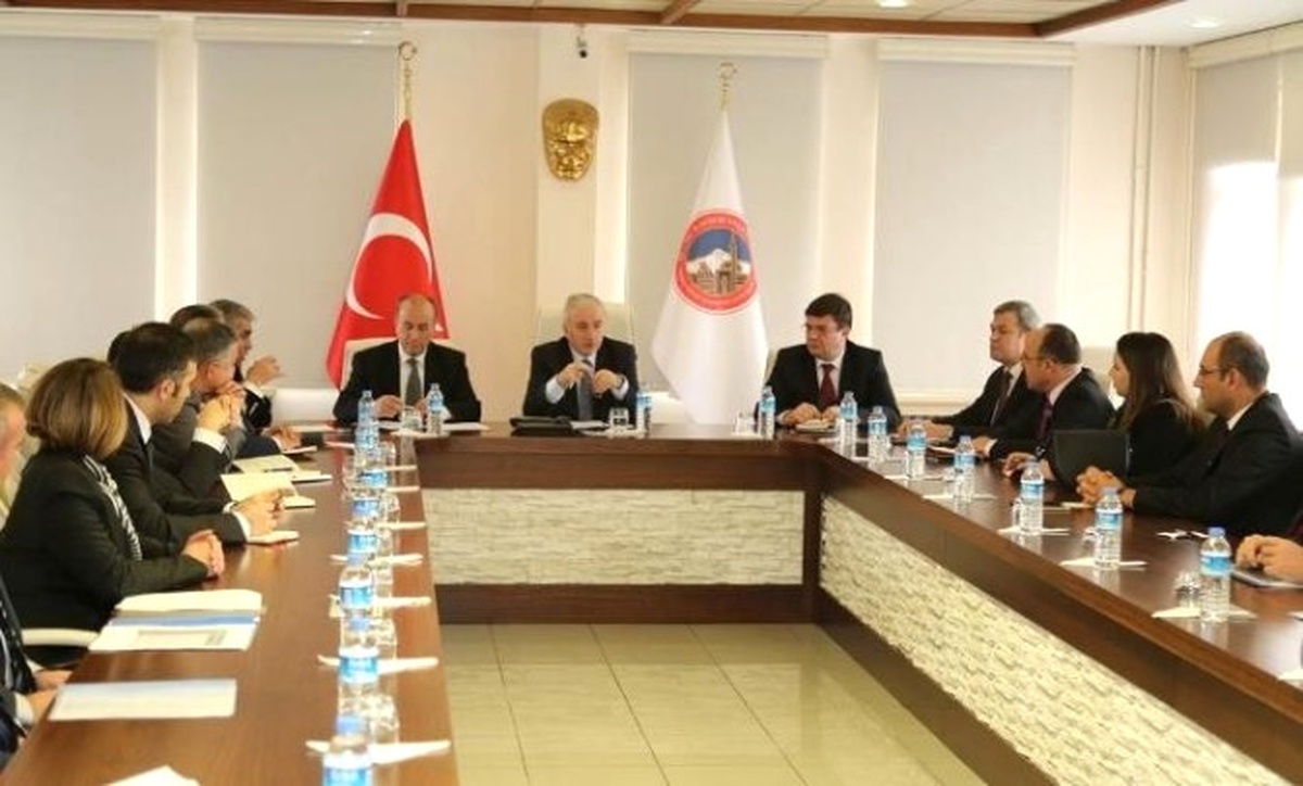 Vali Kamçı Kaymakamlarla Bir Araya Geldi