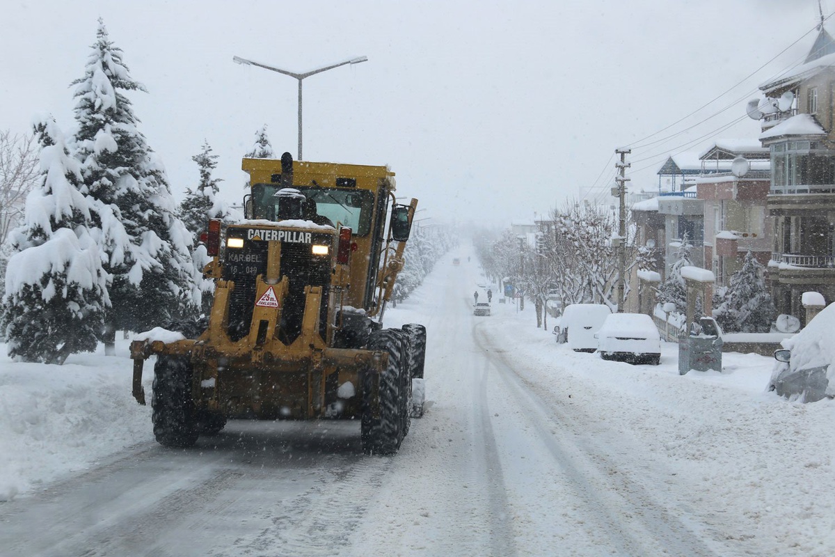 Yoğun Kar Yağışı Nedeni İle Çalışmalar Aralıksız Sürüyor