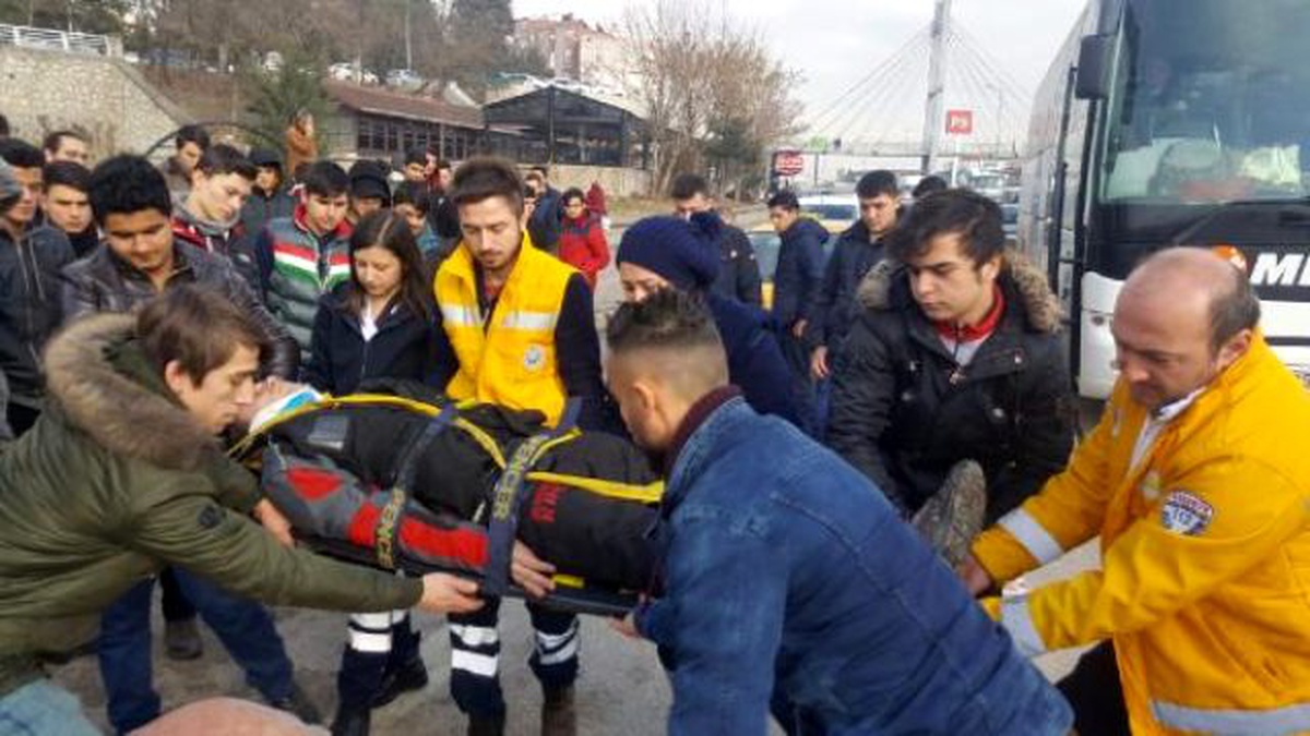 2 Araca Çarpan Motosiklet Sürücüsü Yaralandı