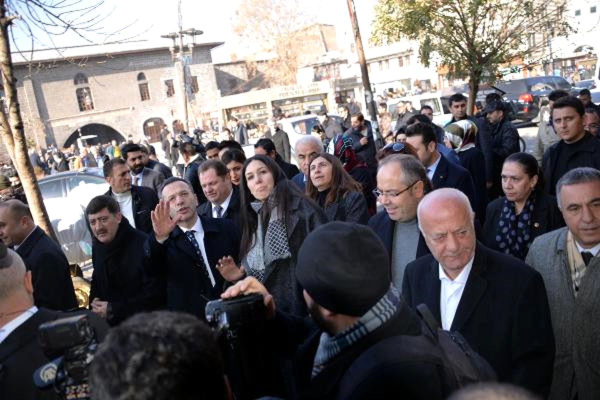 Ak Partili Çiğdem Karaaslan, Sur\'da Onarımları İnceledi