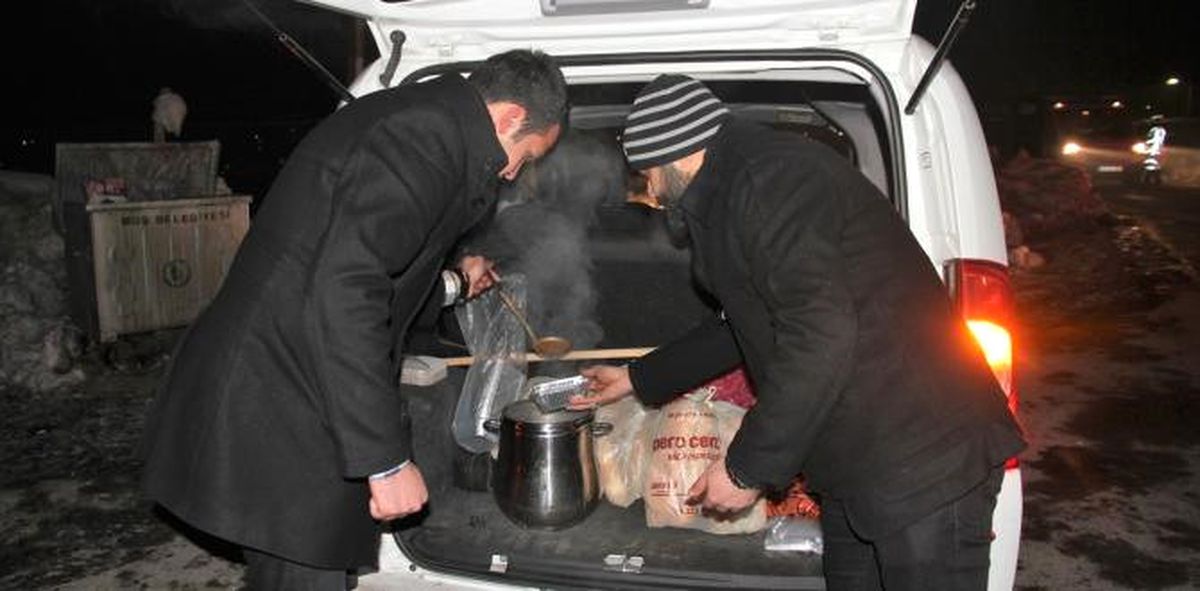 Ak Partili Gençlerden Polise Sıcak Çorba