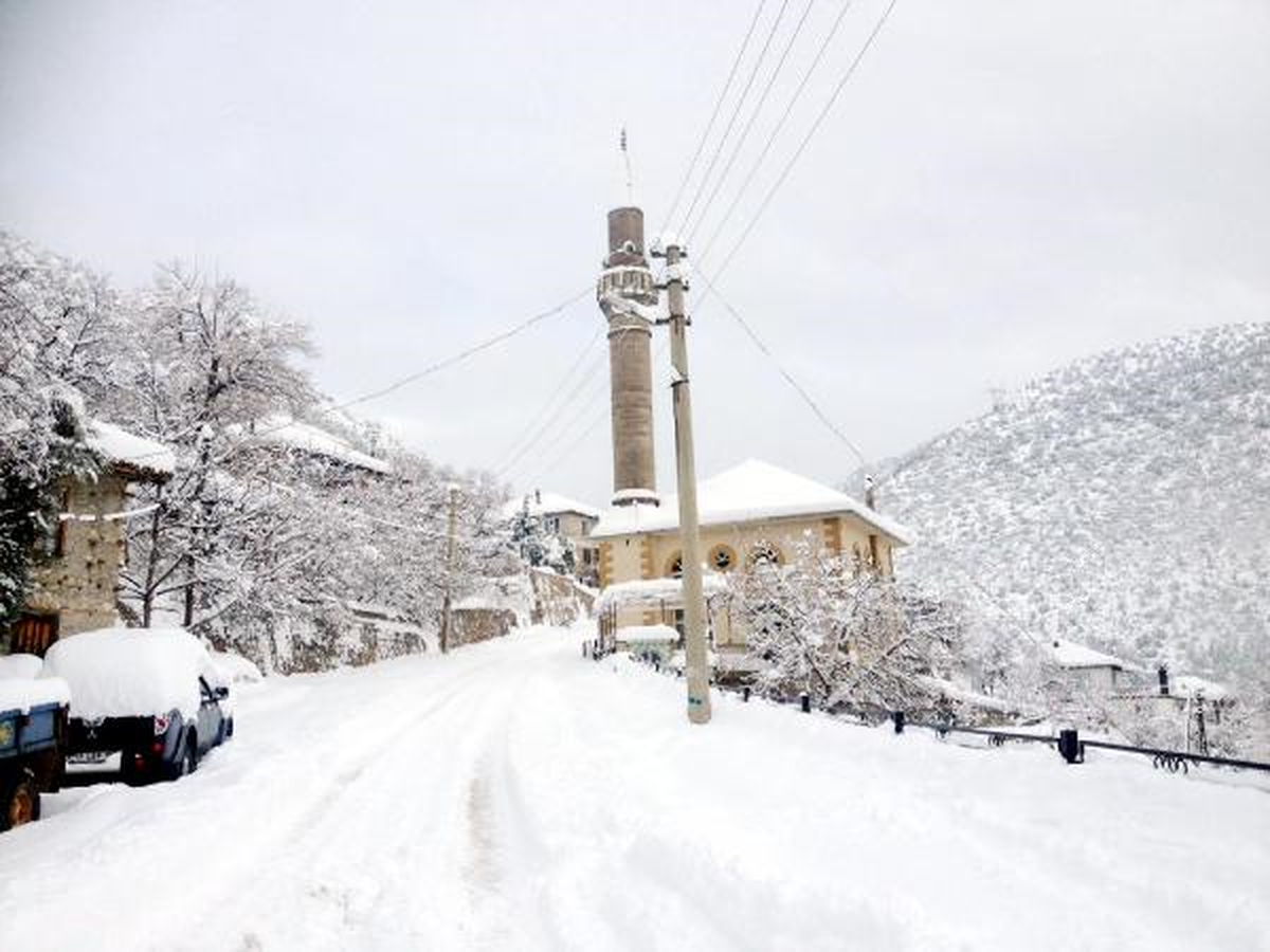 Akseki\'de 40 Mahalle Yolu Kardan Kapandı