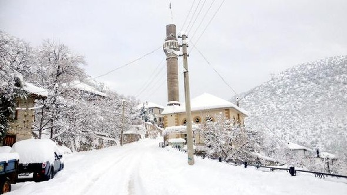 Akseki\'de 40 Mahalle Yolu Kardan Kapandı