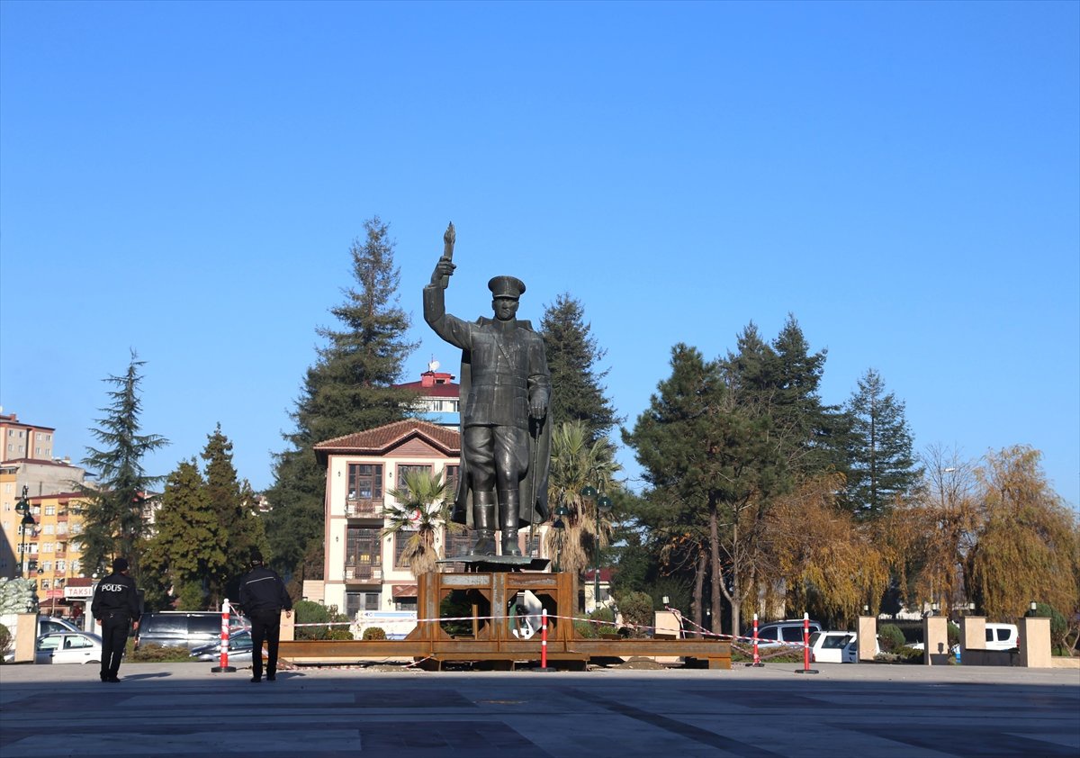 Atatürk Heykelinin Yeni Tören Alanına Taşınması