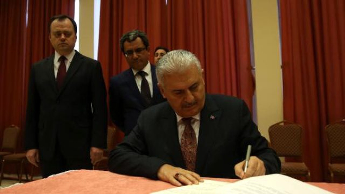 Başbakan Yıldırım, Rusya\'nın Ankara Büyükelçiliğine Taziye Ziyaretinde Bulundu