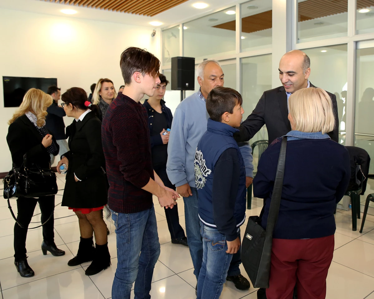 Başkan Kerimoğlu Ve Yardımseverler Sokak Çocuklarını Sevindirdi