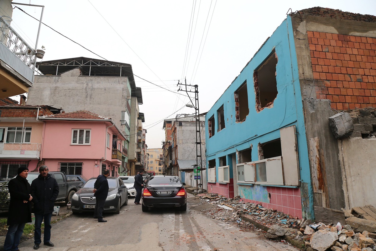 Binalar Yıkılıyor, Mahalleler Nefes Alıyor