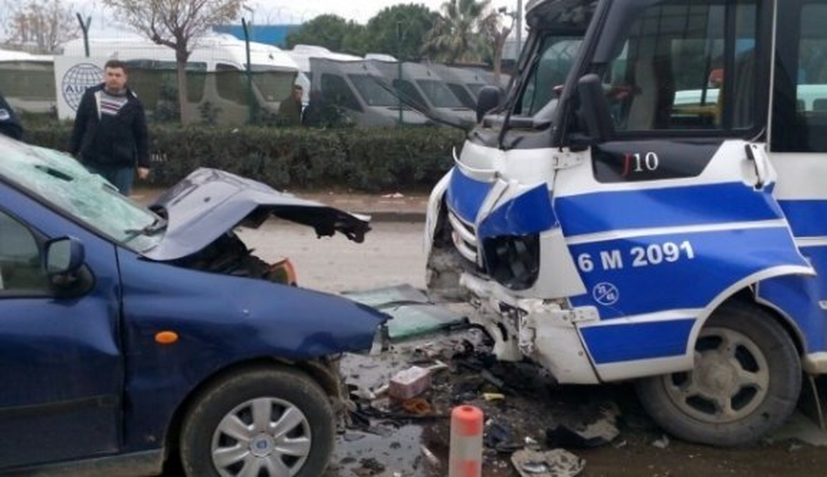 Bursa\'da Otomobille Minibüs Çarpıştı: 2 Ölü