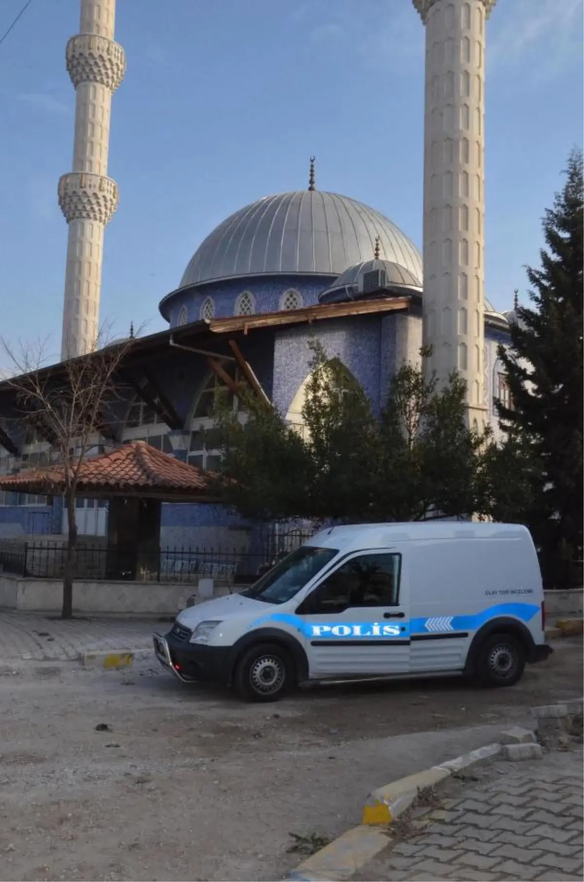 Cami Önündeki Çöp Kutusundan Kurusıkı Tabanca Çıktı