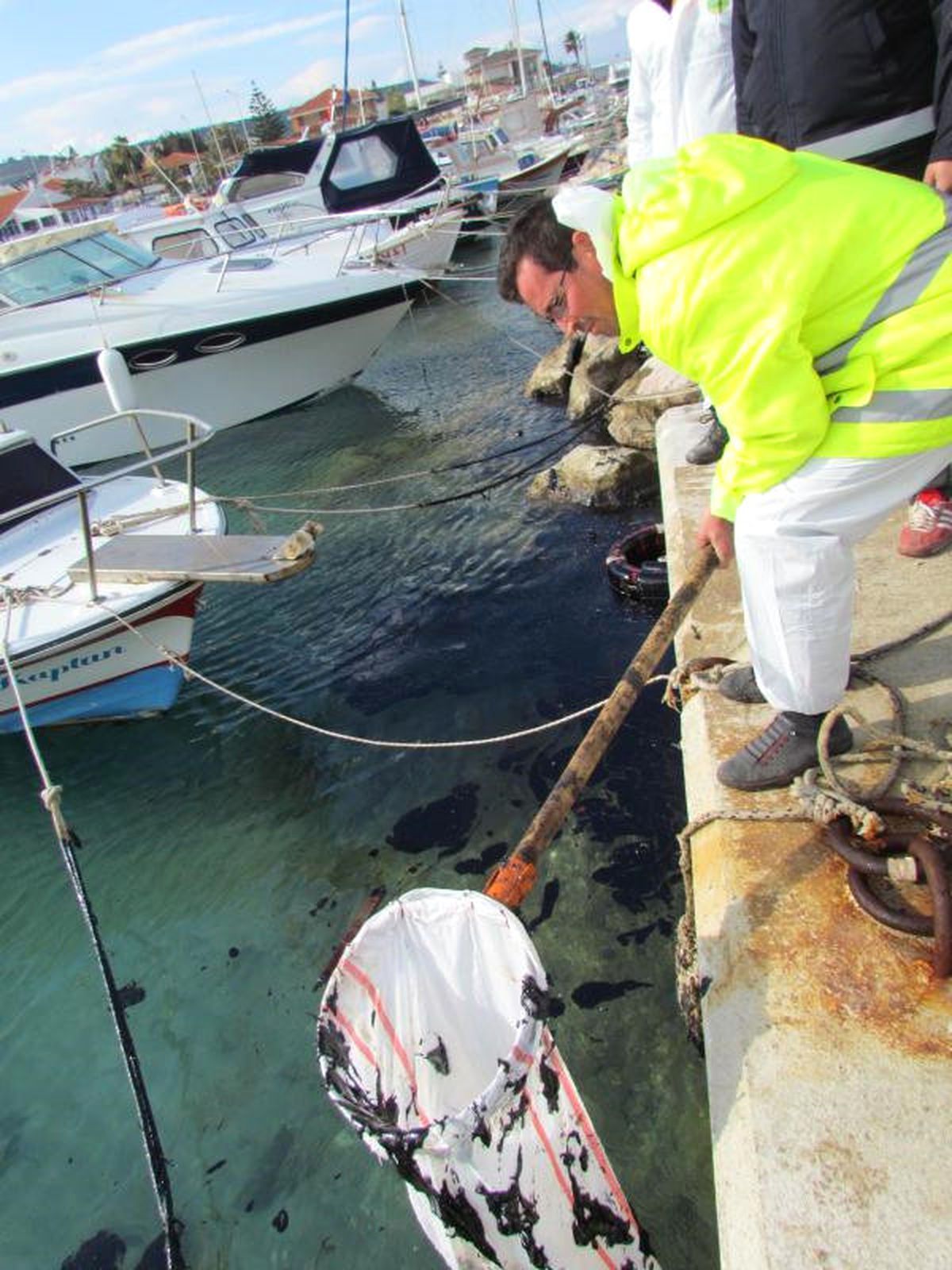 Çeşme\'de Denize Sızan Yakıt Kirliliği Temizleniyor