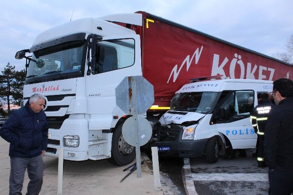 Çevik Kuvvet Minibüsü ile Tır Çarpıştı: 11 Yaralı