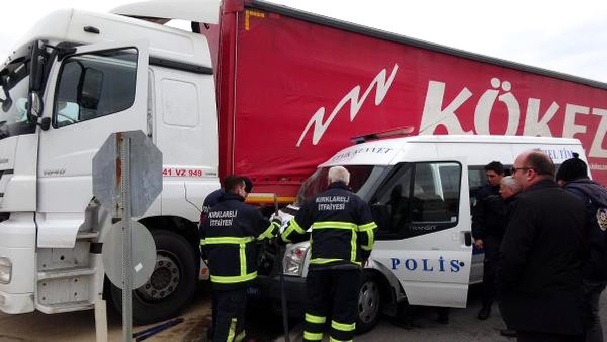 Çevik Kuvvet Minibüsü TIR\'a Çarptı: 11 Polis Yaralı