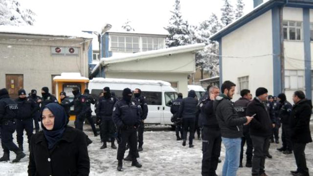 Çevik Kuvvet Polisleri Kar Topuyla Moral Depoladı