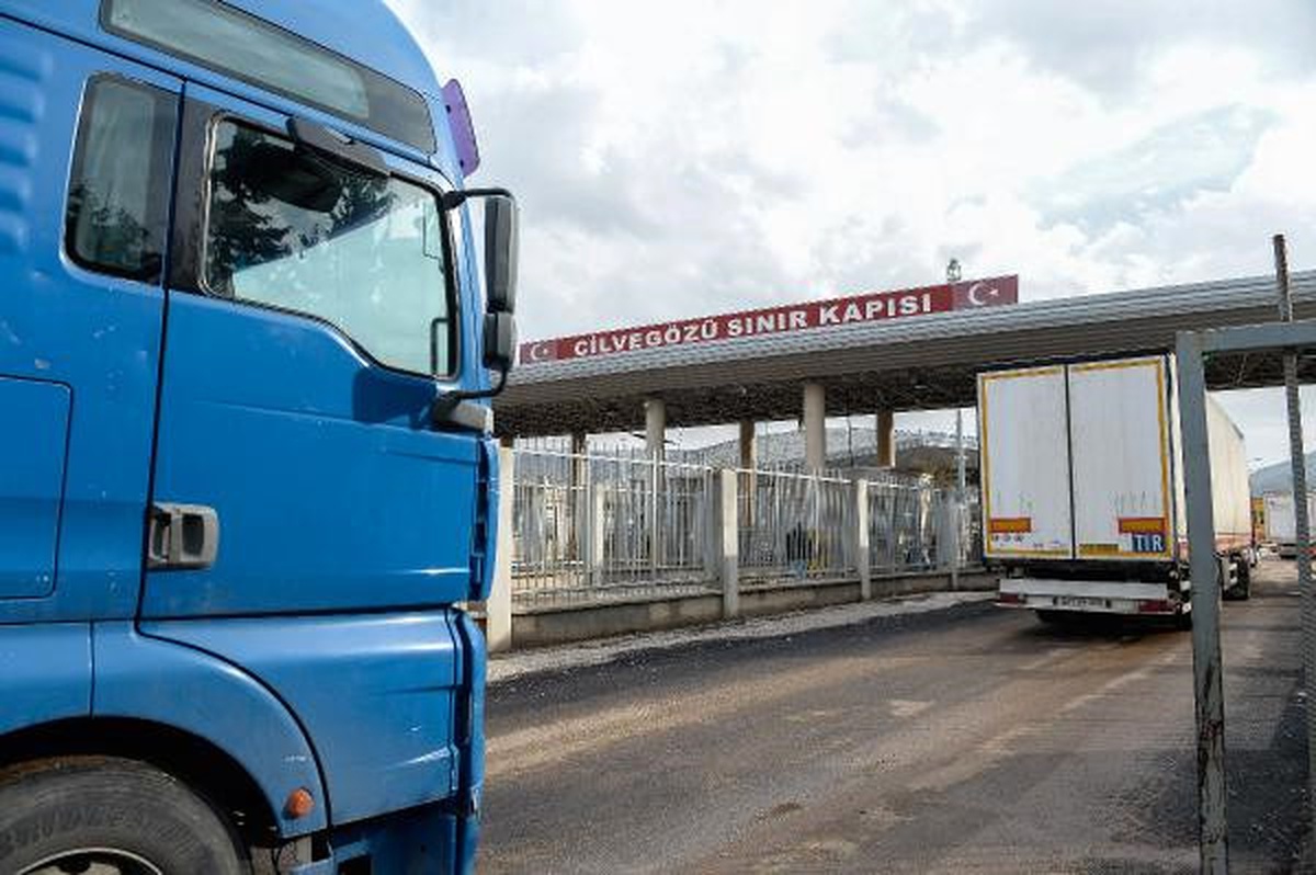 Cilvegözü Sınır Kapısı\'ndan Yardım Tır\'larının Geçişi Sürüyor