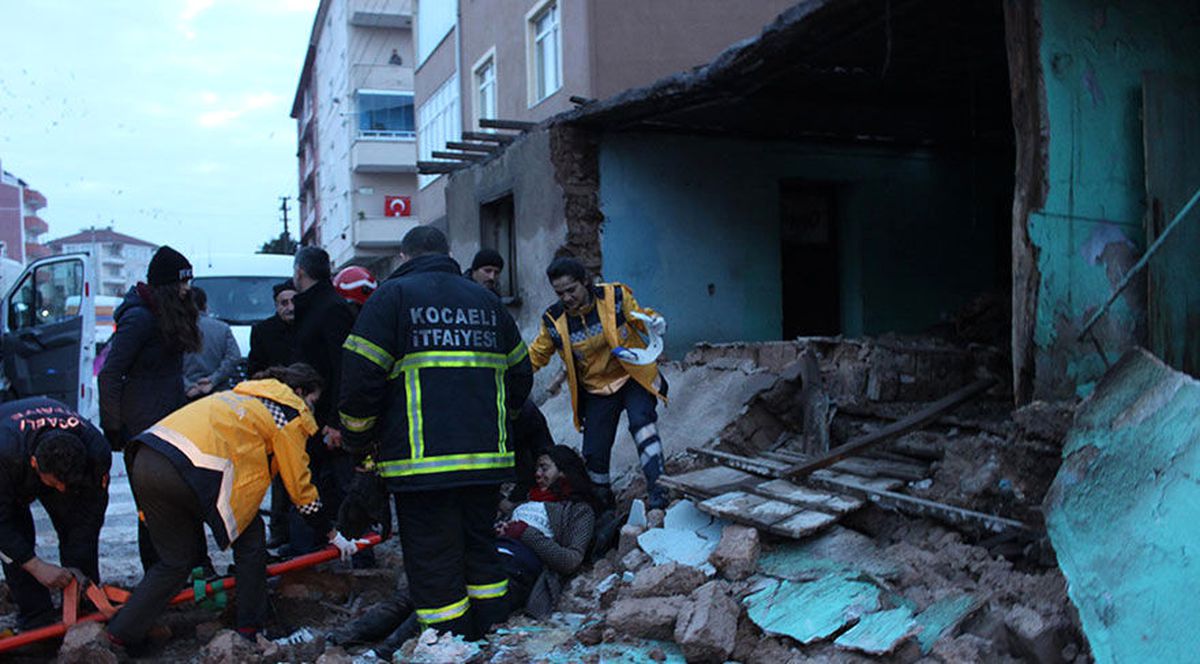 Dha Yurt - Liseli Elif, Okula Giderken Çöken Duvarın Altında Kaldı (2)
