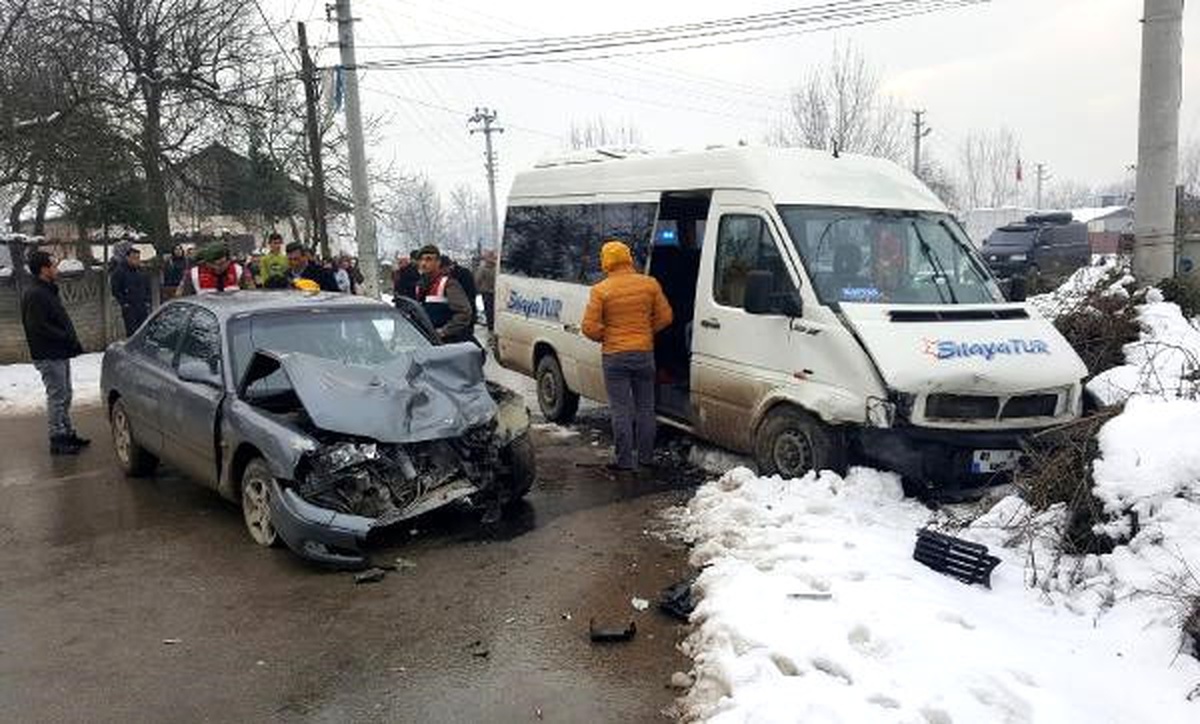 Düzce\'de Otomobil ile Öğrenci Servisi Çarpıştı: 12 Yaralı