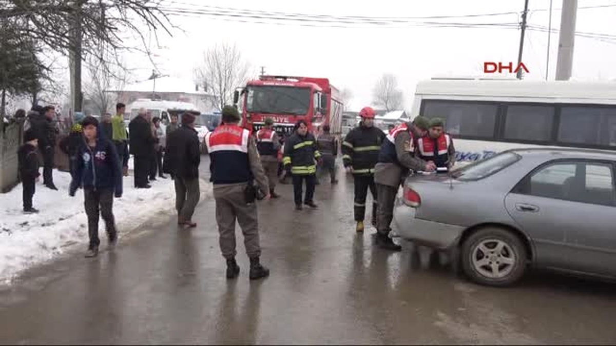 Düzce\'de Otomobil Ile Öğrenci Servisi Çarpıştı 12 Yaralı
