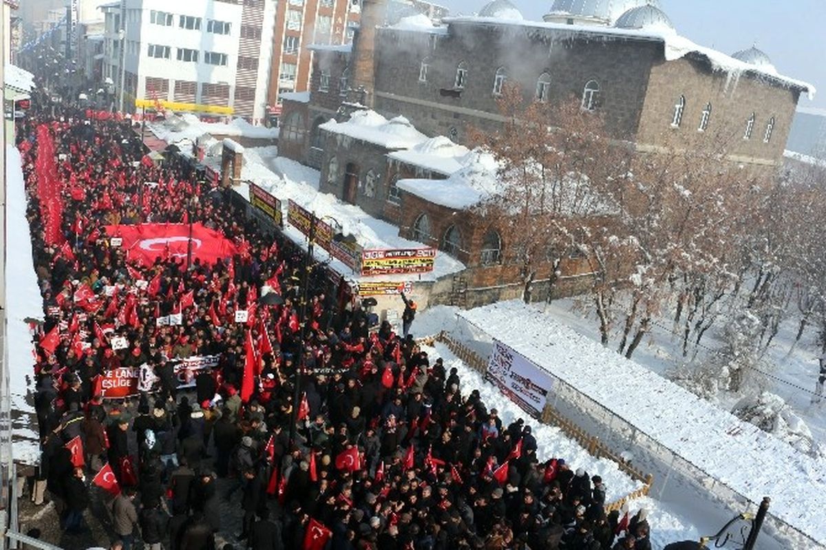 Eksi 25 Derecede \'Teröre Lanet\' Yürüyüşü