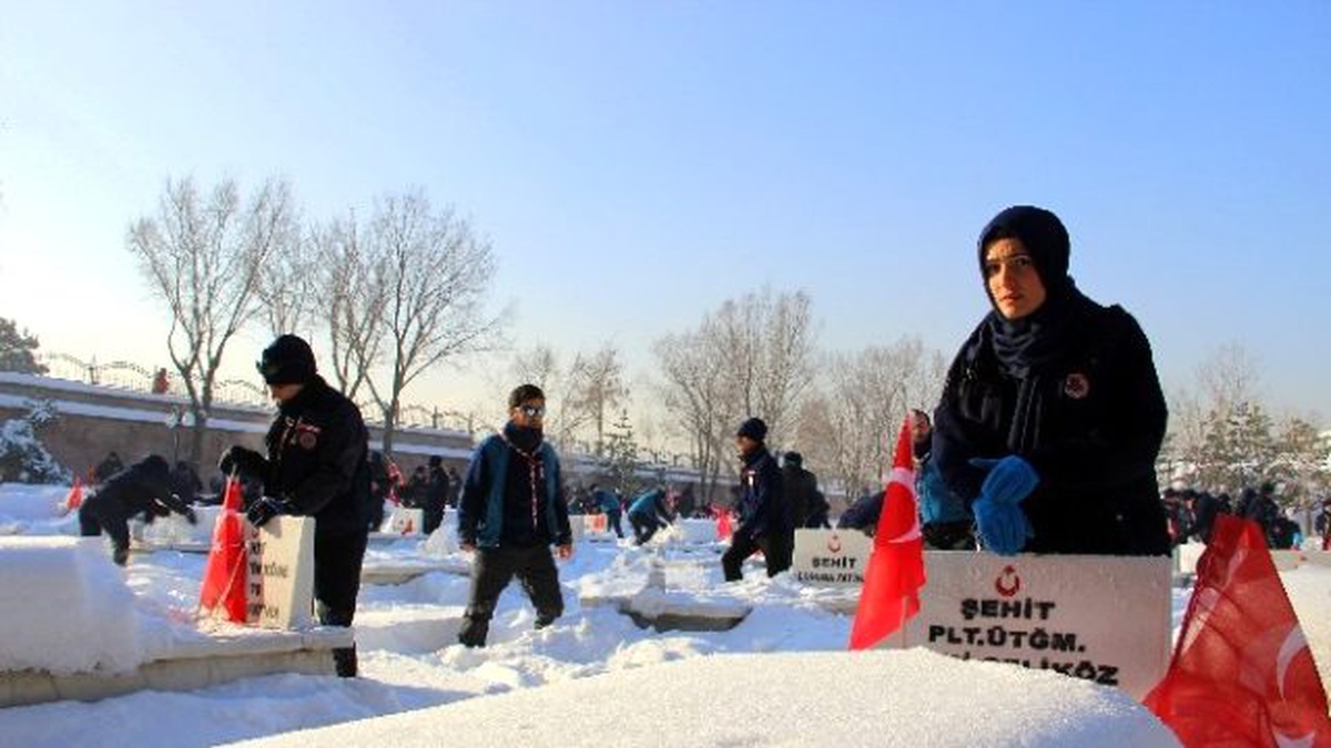 Erzurum Izcilerden Şehitlik Ziyareti