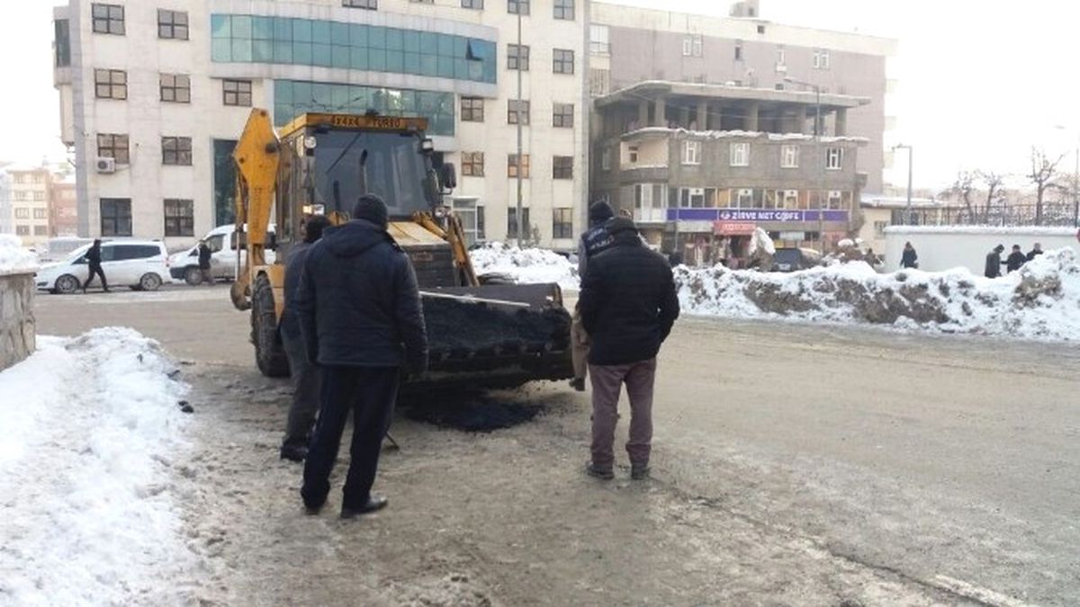 Hakkari\'de Yol Onarım Çalışması