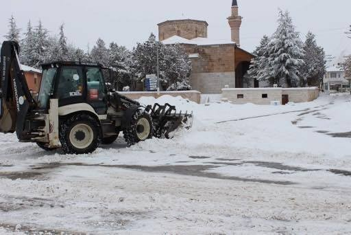 Han Belediyesi\'nden Kar Temizleme Çalışmaları