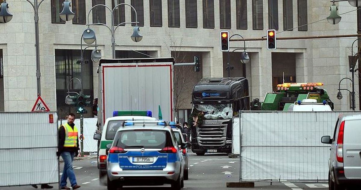 İtalya İçişleri Bakanı: Berlin Saldırganı, Rutin Kontroller Sırasında Polisle Girdiği Çatışmada...
