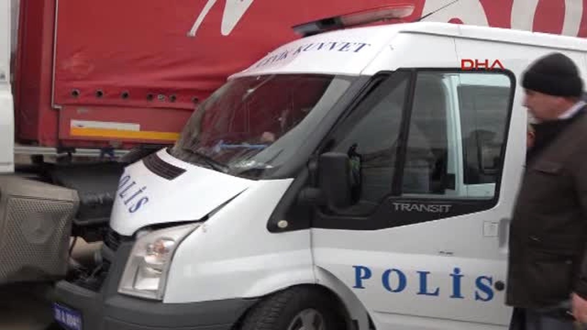 Kırklareli Çevik Kuvvet Minibüsü Tır\'a Çarptı: 11 Polis Yaralı