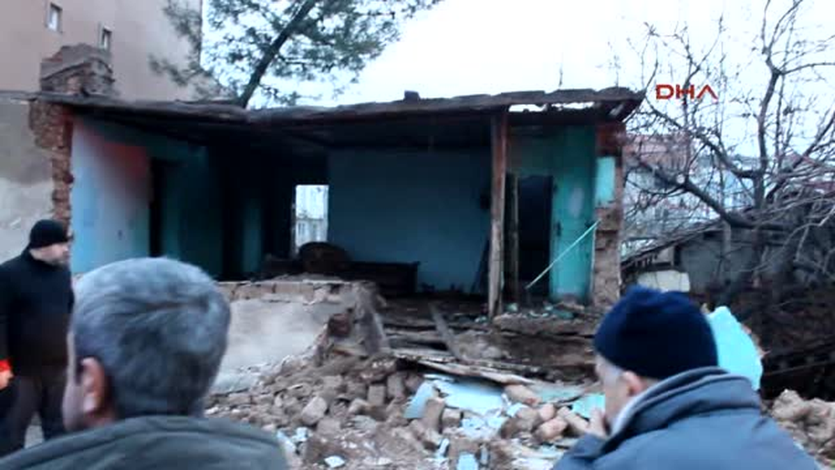 Kocaeli Liseli Elif, Okula Giderken Çöken Duvarın Altında Kaldı