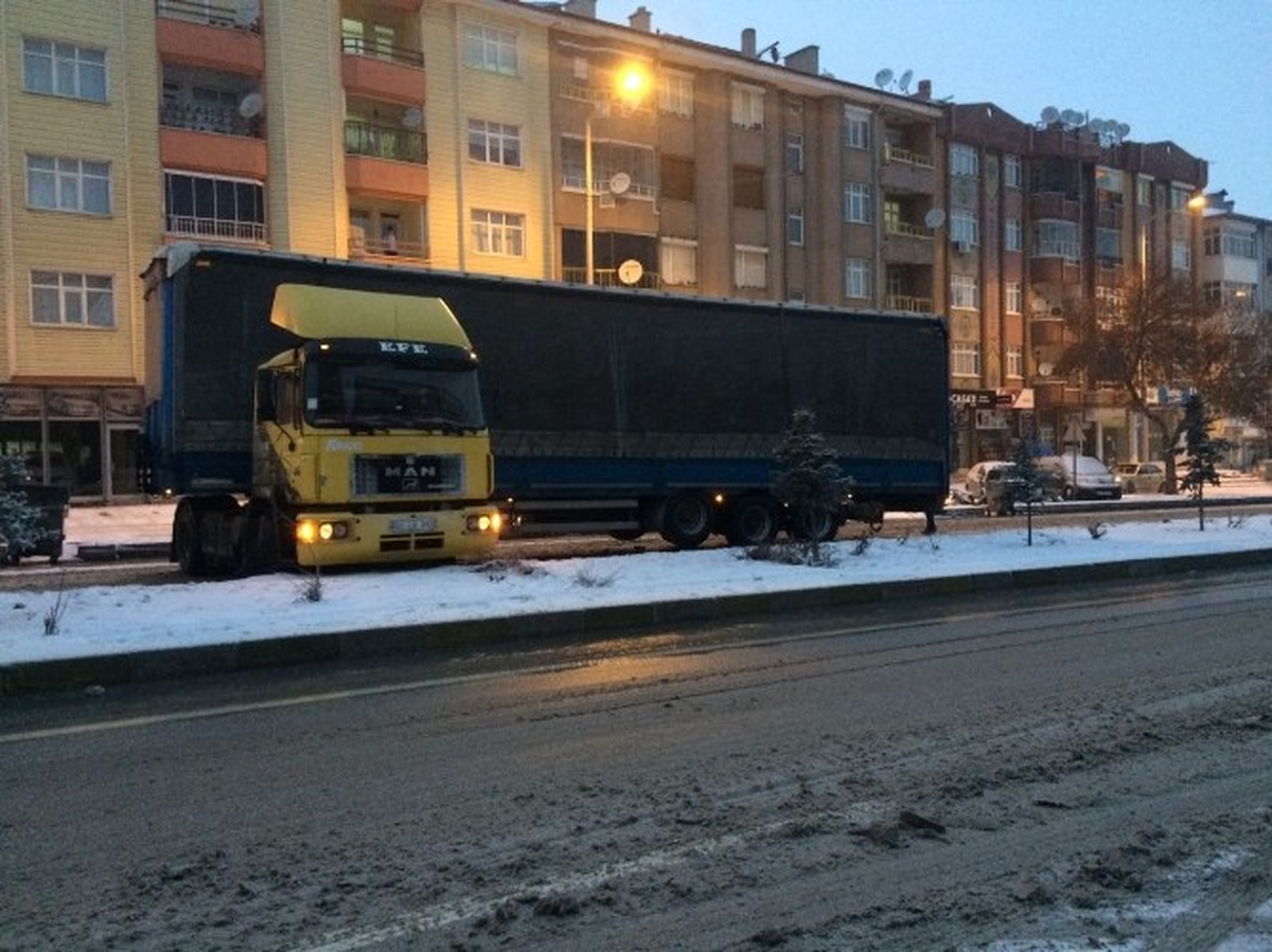 Kulu\'da Yoğun Kar Yağışı Ulaşımı Olumsuz Etkiliyor