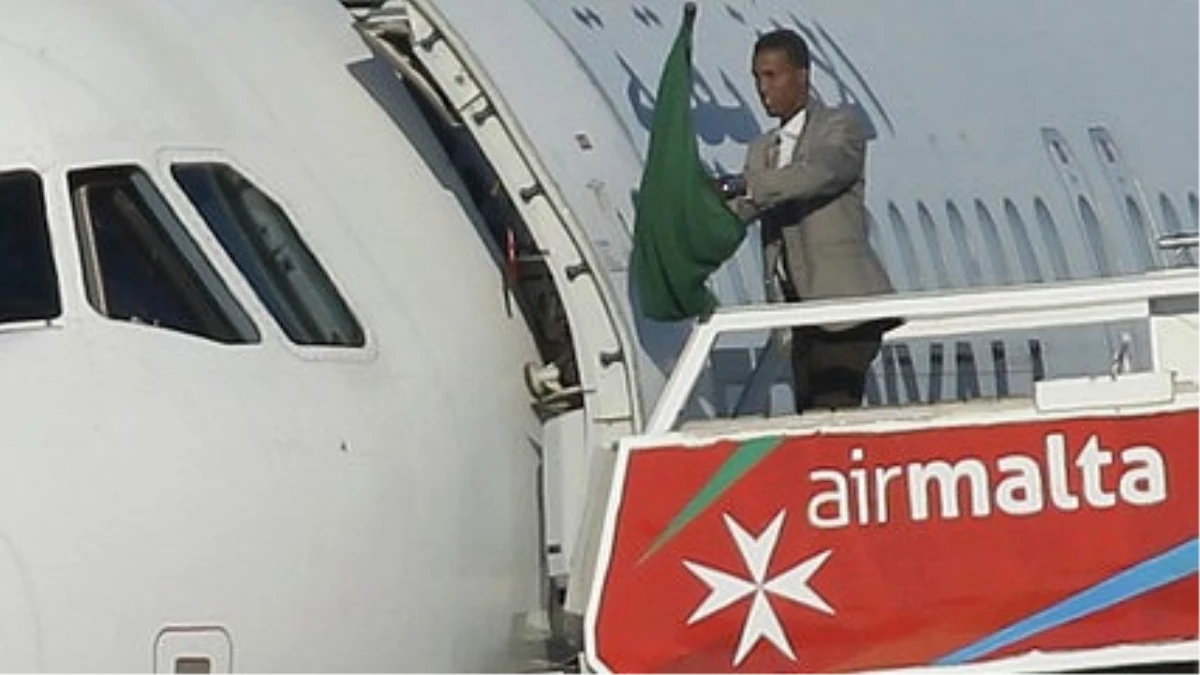 Libya Uçağını Kaçıran Hava Korsanları Teslim Oldu